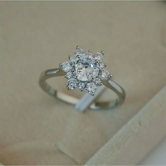 Star Shaped White Sapphire .925 Silver Ring - Picture 3 of 4